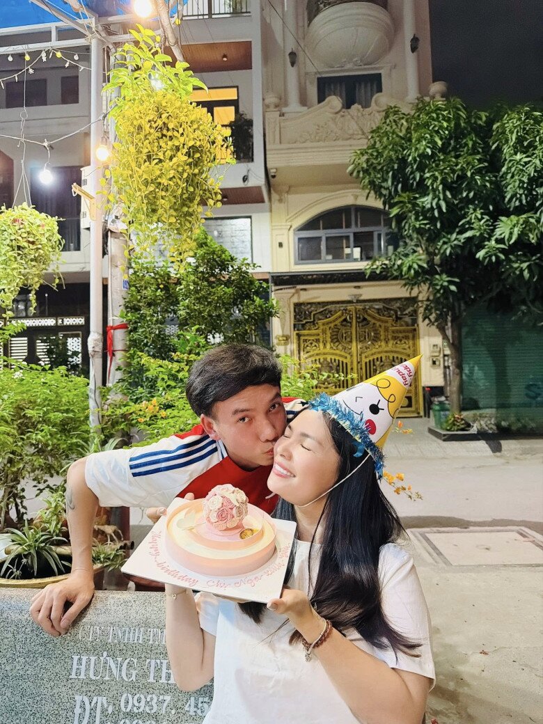 Nam ca sĩ Vbiz bị cháy nhà 4 tầng, thiệt hại tài sản nặng nề, phải đi ăn ngủ nhờ hàng xóm 8 Lê Nga là hậu phương vững chắc để Phạm Trưởng thoải mái làm việc.