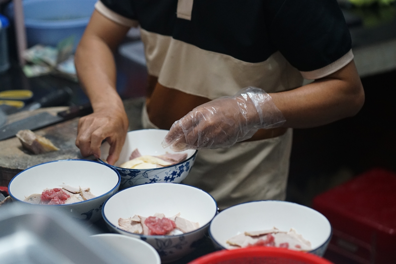 Đôi vợ chồng ở Đắk Lắk nấu hàng trăm bát phở tiếp sức bà con và đoàn thiện nguyện: 