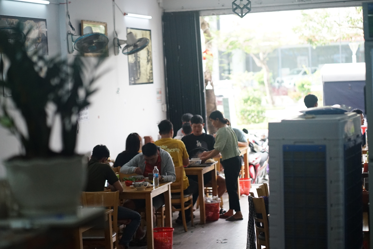 Đôi vợ chồng ở Đắk Lắk nấu hàng trăm bát phở tiếp sức bà con và đoàn thiện nguyện: 