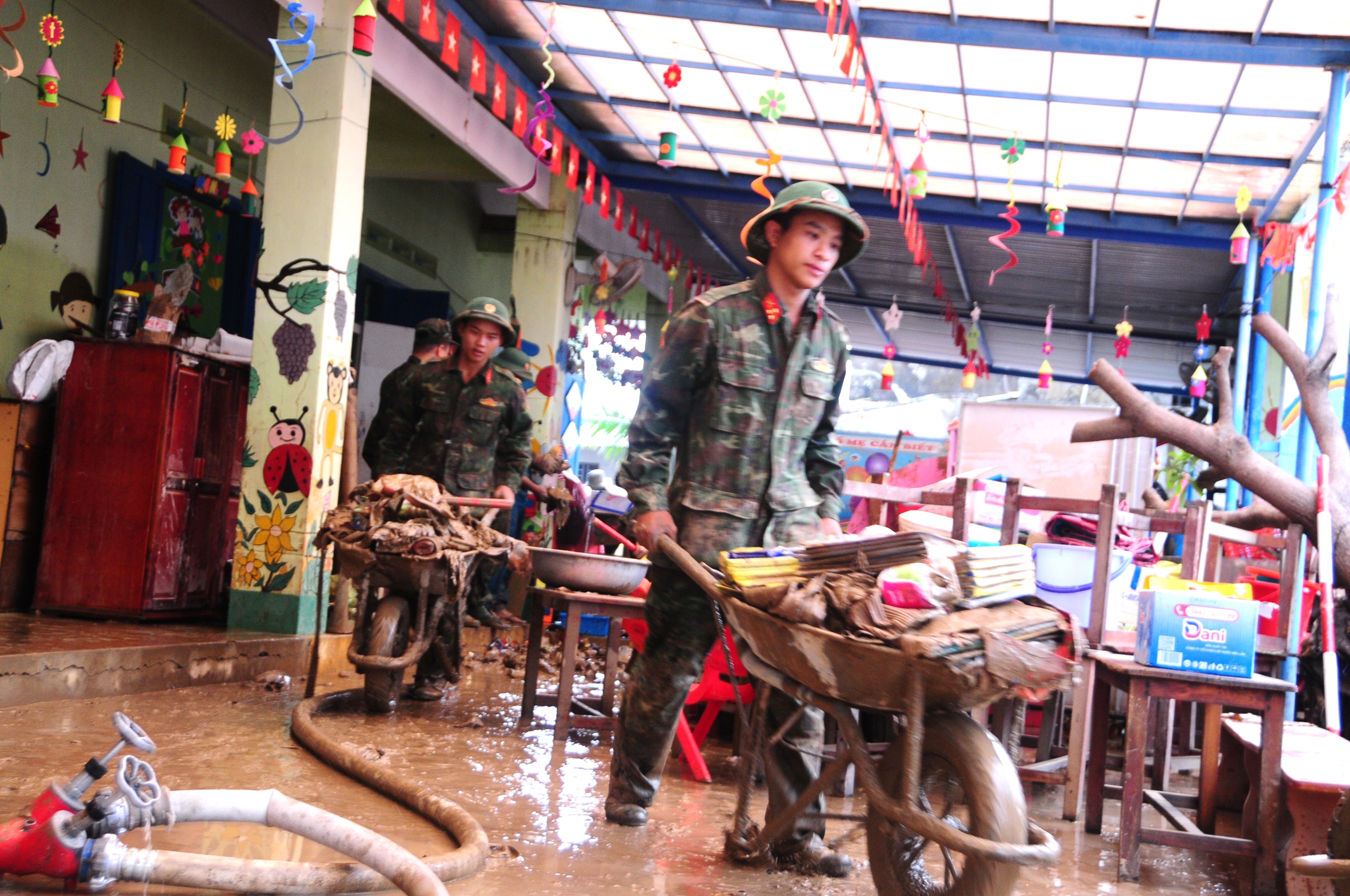 Một xã ở Đắk Lắk có 11 người chết, 10.000 nhà bị ngập, bộ đội đang giúp dân tái thiết làng mạc 3 Đắk Lắk - Ảnh 3.