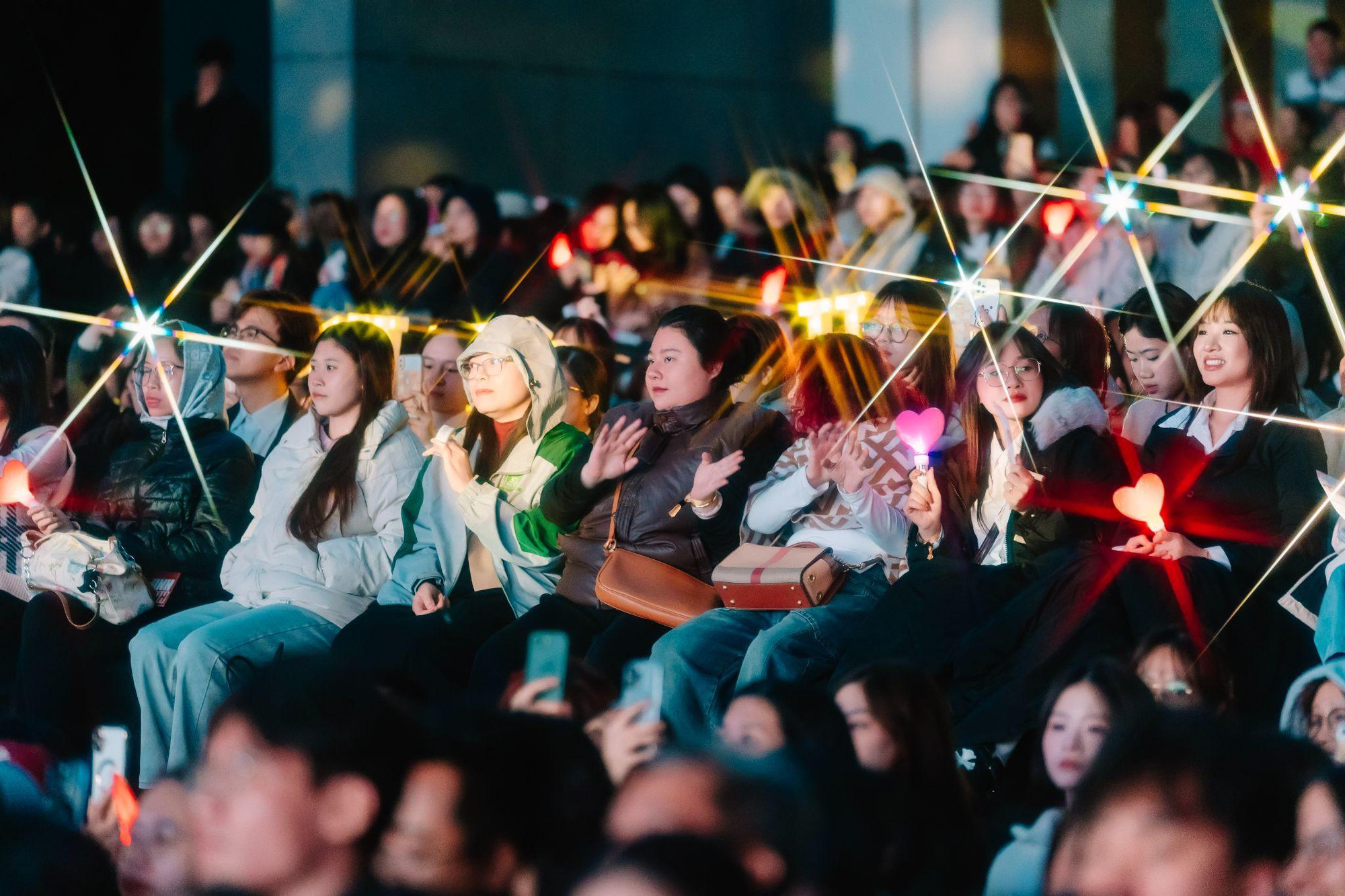 “Vẹn nguyên xuân trên tóc thầy” - Khi sân khấu kể chuyện, mái tóc trở thành biểu tượng của văn hóa tri ân nghề giáo- Ảnh 3.