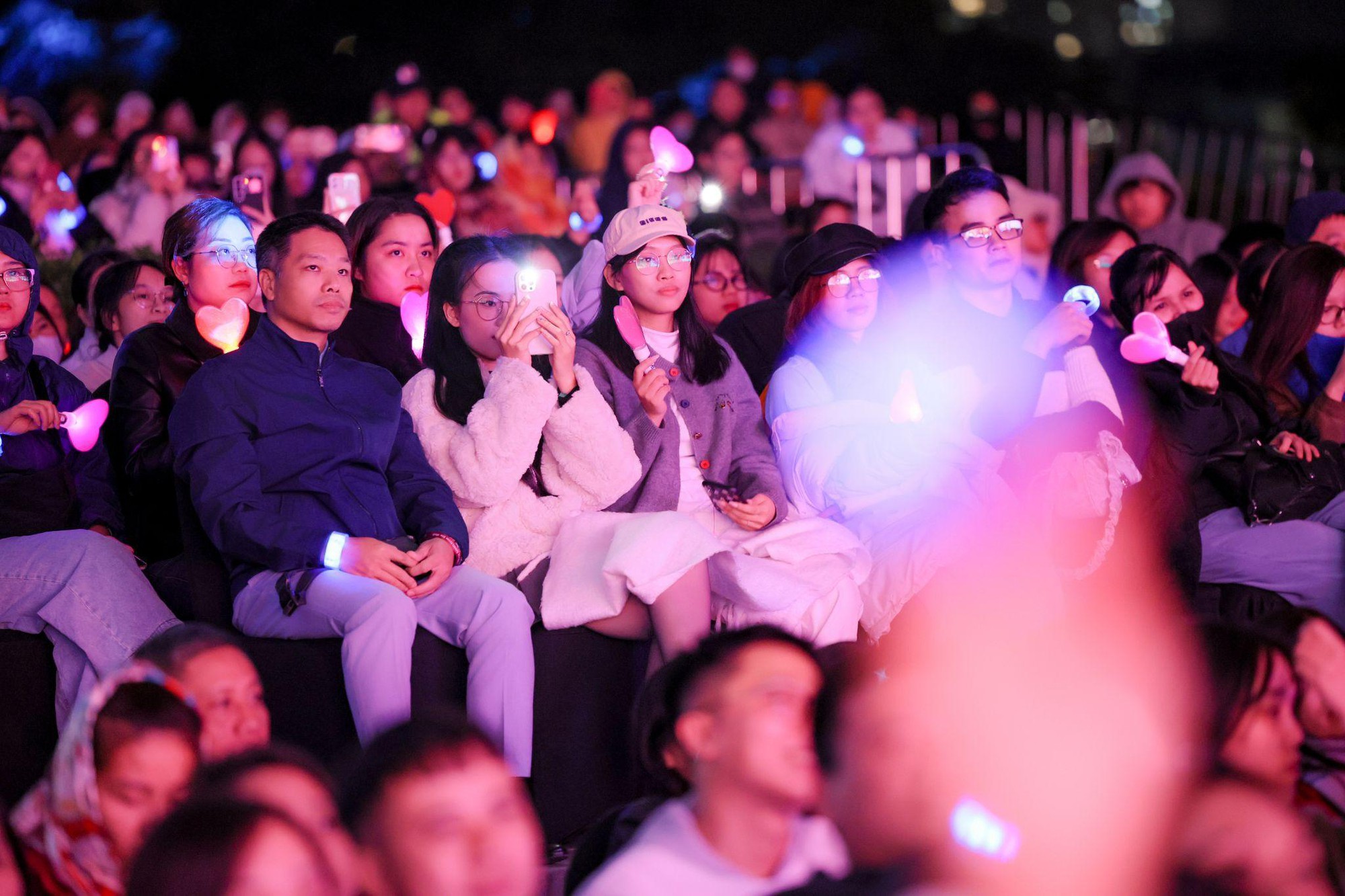 “Vẹn nguyên xuân trên tóc thầy” - Khi sân khấu kể chuyện, mái tóc trở thành biểu tượng của văn hóa tri ân nghề giáo- Ảnh 4.