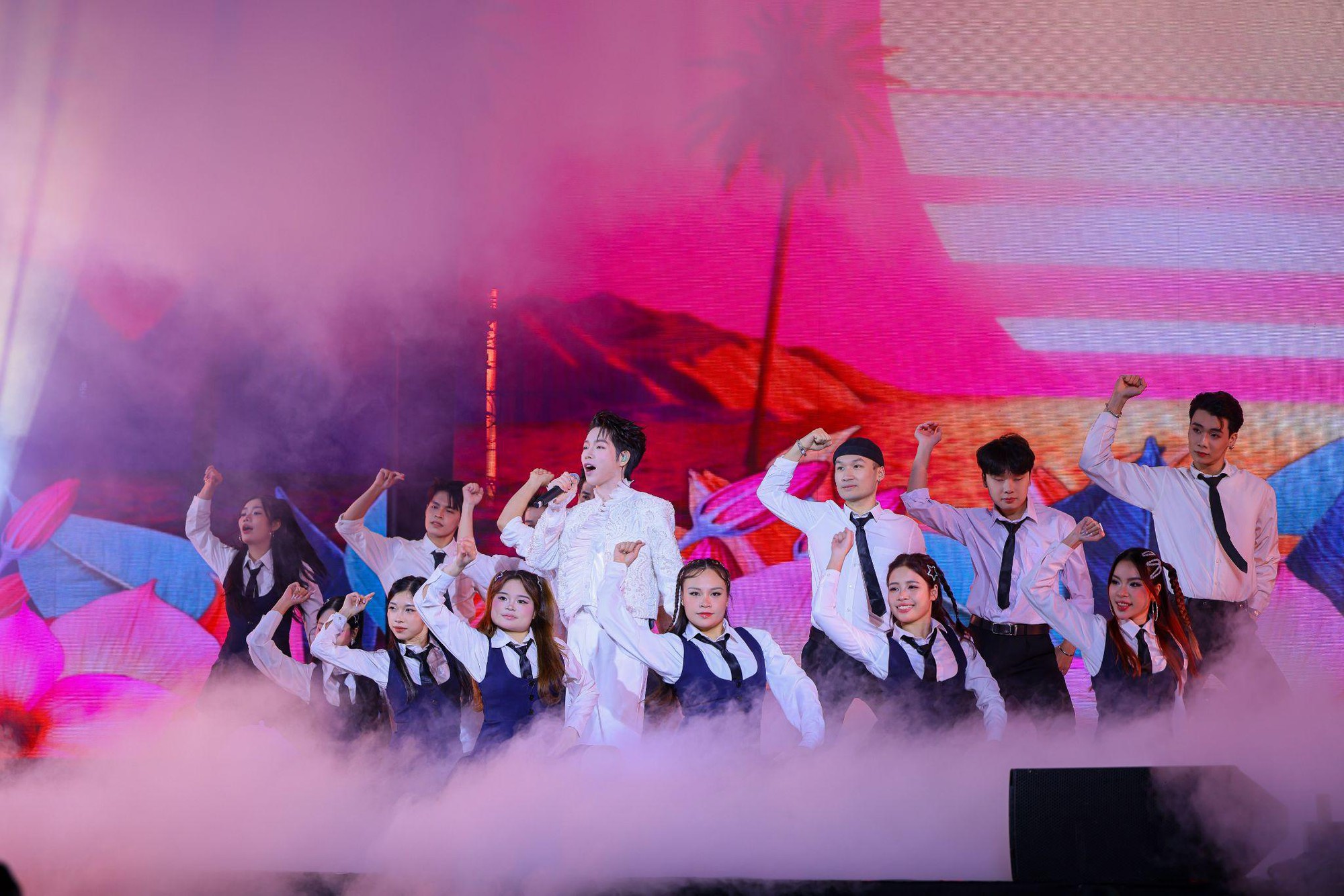 “Vẹn nguyên xuân trên tóc thầy” - Khi sân khấu kể chuyện, mái tóc trở thành biểu tượng của văn hóa tri ân nghề giáo- Ảnh 5.