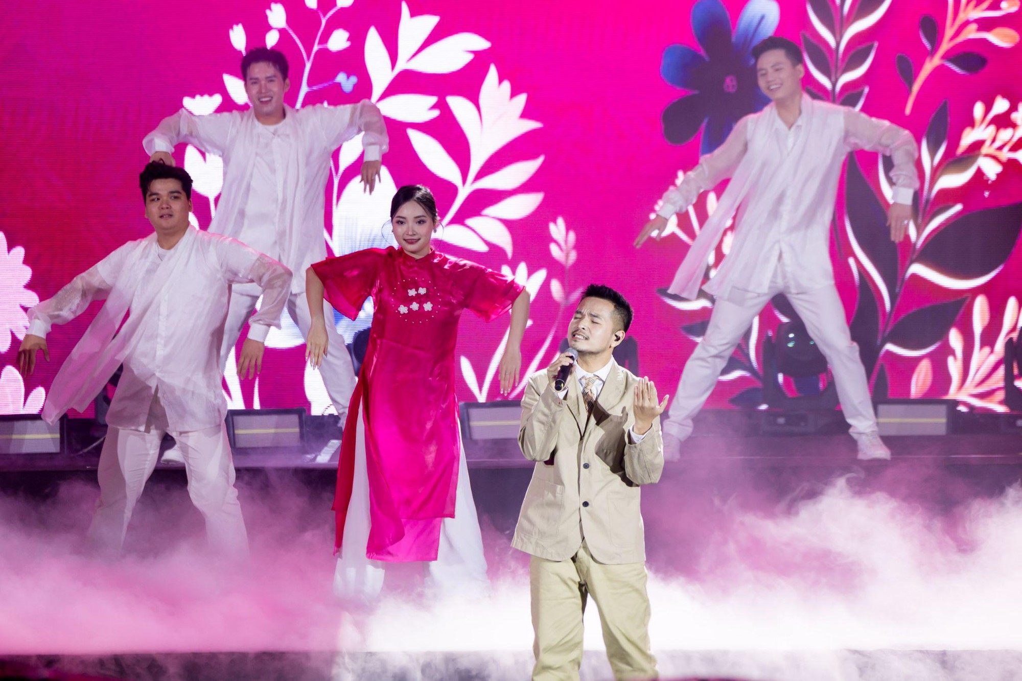 “Vẹn nguyên xuân trên tóc thầy” - Khi sân khấu kể chuyện, mái tóc trở thành biểu tượng của văn hóa tri ân nghề giáo- Ảnh 7.