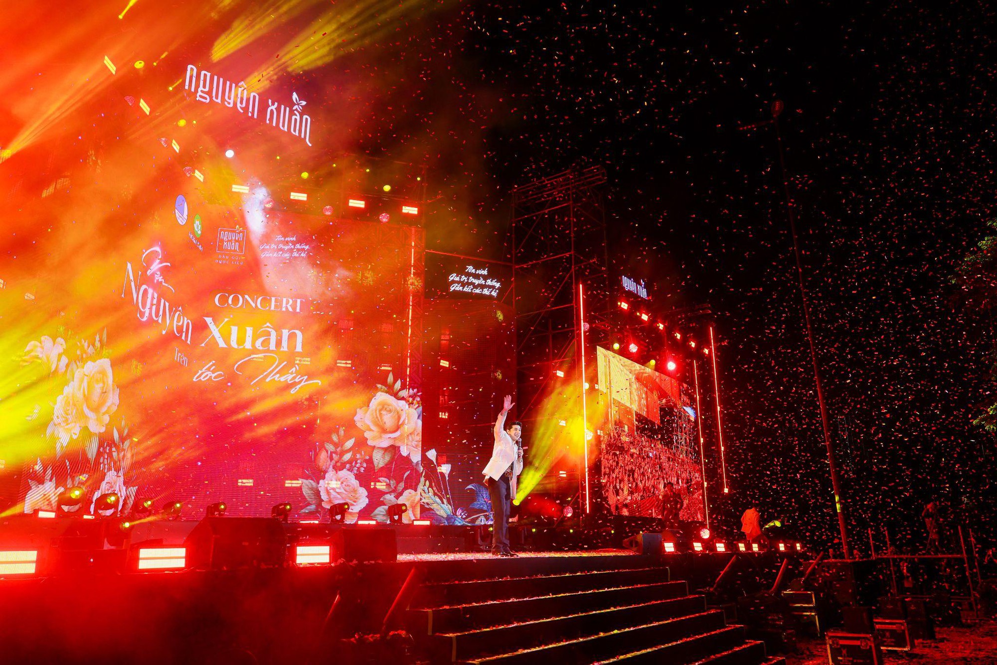 “Vẹn nguyên xuân trên tóc thầy” - Khi sân khấu kể chuyện, mái tóc trở thành biểu tượng của văn hóa tri ân nghề giáo- Ảnh 8.