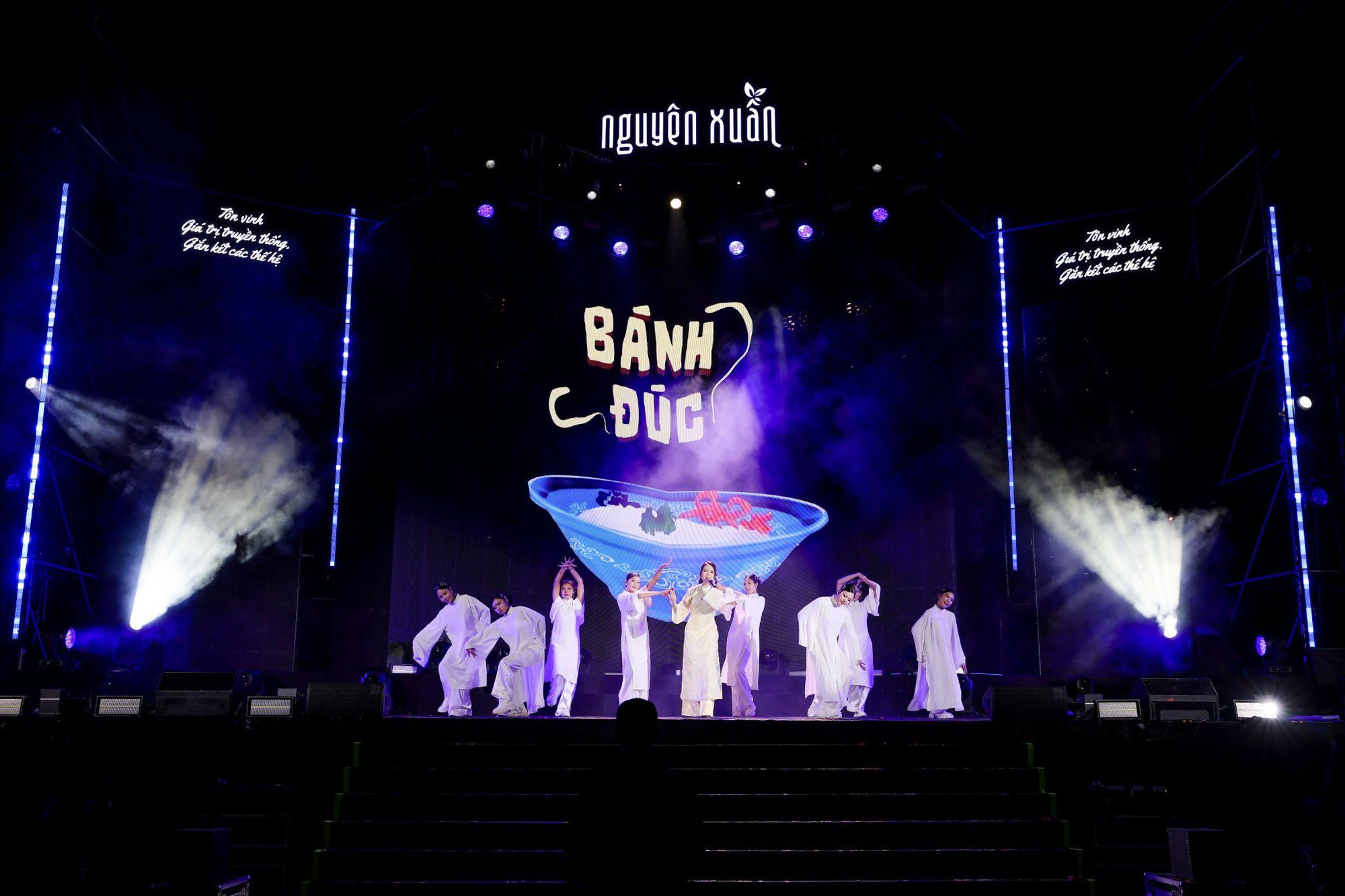 “Vẹn nguyên xuân trên tóc thầy” - Khi sân khấu kể chuyện, mái tóc trở thành biểu tượng của văn hóa tri ân nghề giáo- Ảnh 9.