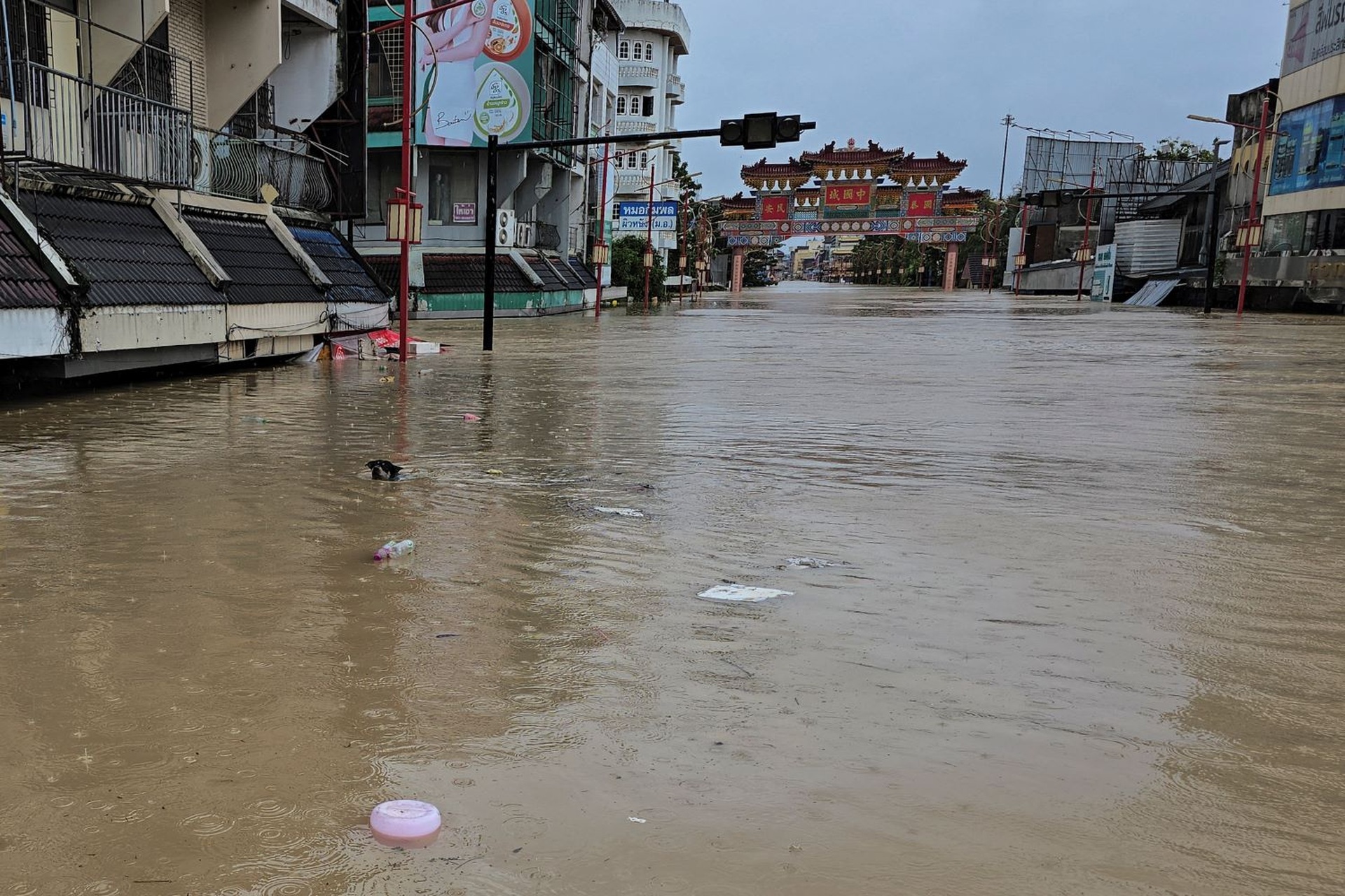 Mưa lớn chưa từng có trong 300 năm, Thái Lan ban bố thảm họa ở miền Nam - 6 Mưa lớn chưa từng có trong 300 năm, Thái Lan ban bố thảm họa ở miền Nam - 6