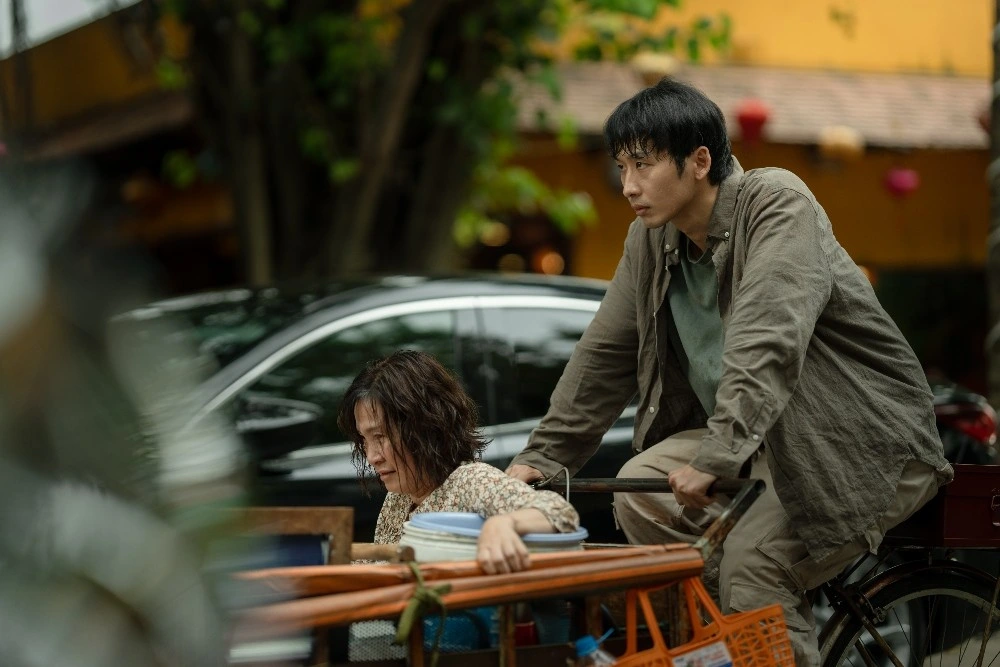 Tuấn Trần, Hồng Đào lấy nước mắt khán giả trong phim Mang Mẹ Đi Bỏ.