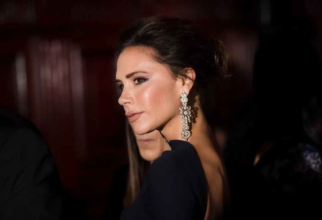 Victoria Beckham vẫn trẻ trung dù đã ngoài 50 tuổi.