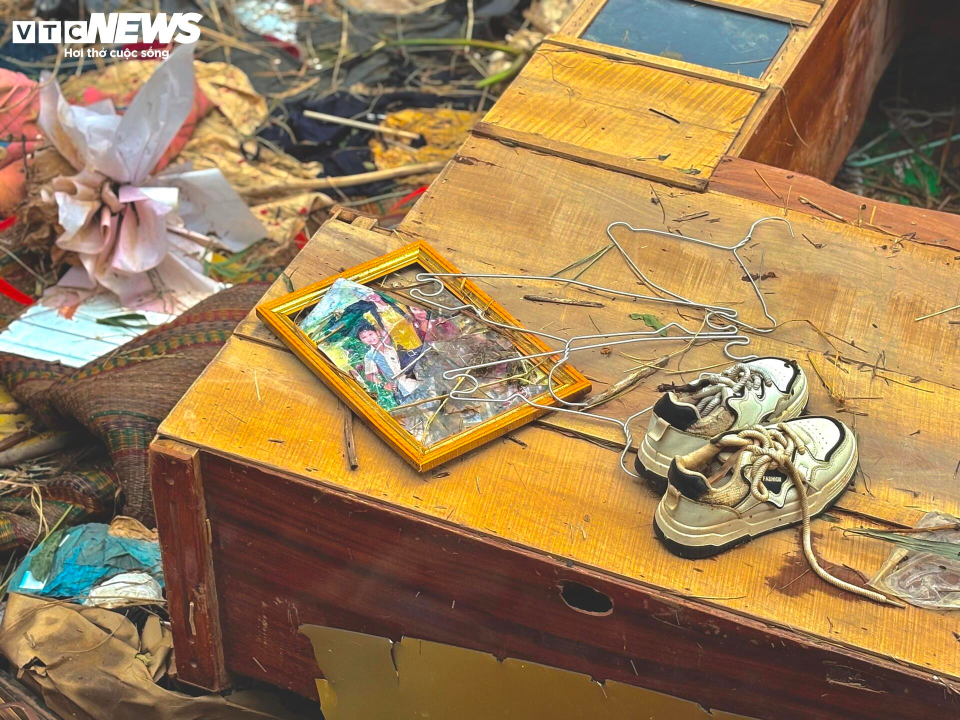 Đứa trẻ còn đỏ hỏn và 15 tiếng cùng mẹ, chị bám nóc nhà trong cơn lũ dữ- Ảnh 2.