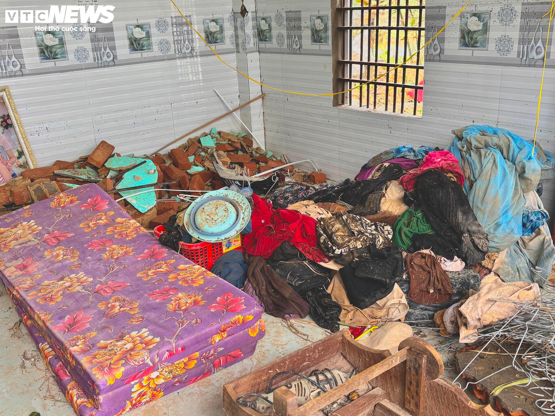 Đứa trẻ còn đỏ hỏn và 15 tiếng cùng mẹ, chị bám nóc nhà trong cơn lũ dữ- Ảnh 3.