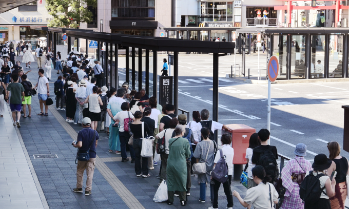 Người dân chờ taxi tại thành phố Kamakura, Nhật Bản sau khi có cảnh báo sóng thần hôm 30/7. Ảnh: AFP
