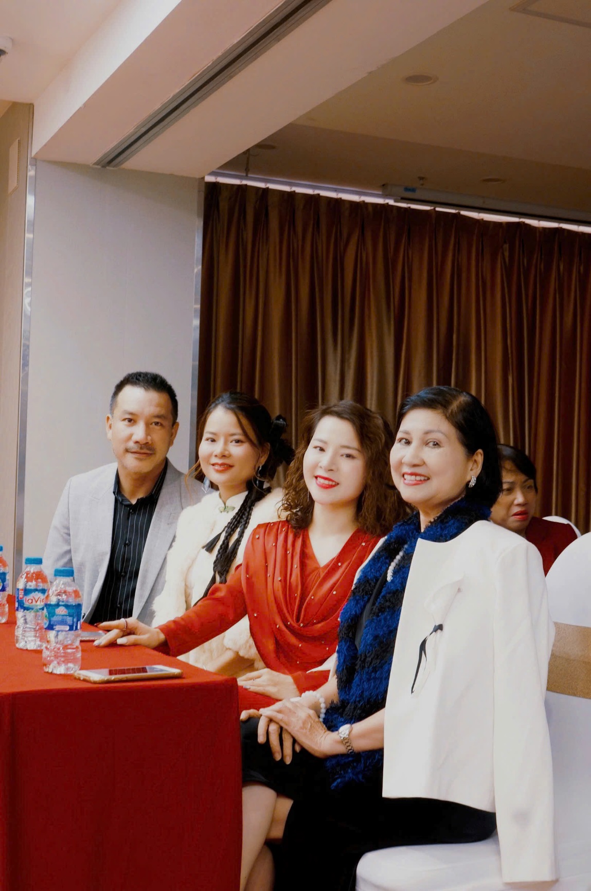 Nhà văn Tina Yuan đảm nhận vai diễn ấn tượng trong “Ngõ Nữ Quyền”- Ảnh 8.