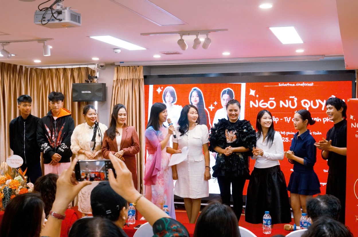 Nhà văn Tina Yuan đảm nhận vai diễn ấn tượng trong “Ngõ Nữ Quyền”- Ảnh 13.