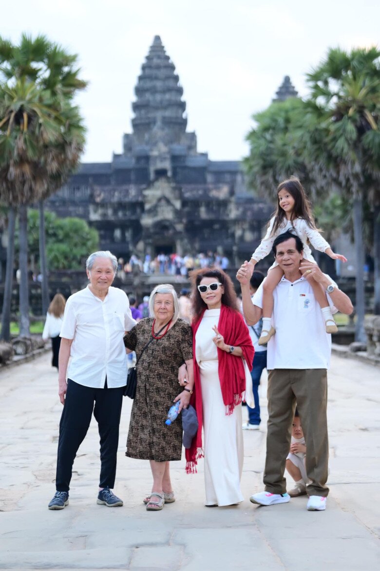 Khung cảnh đại gia đình nữ ca sĩ quây quần bên các cháu.