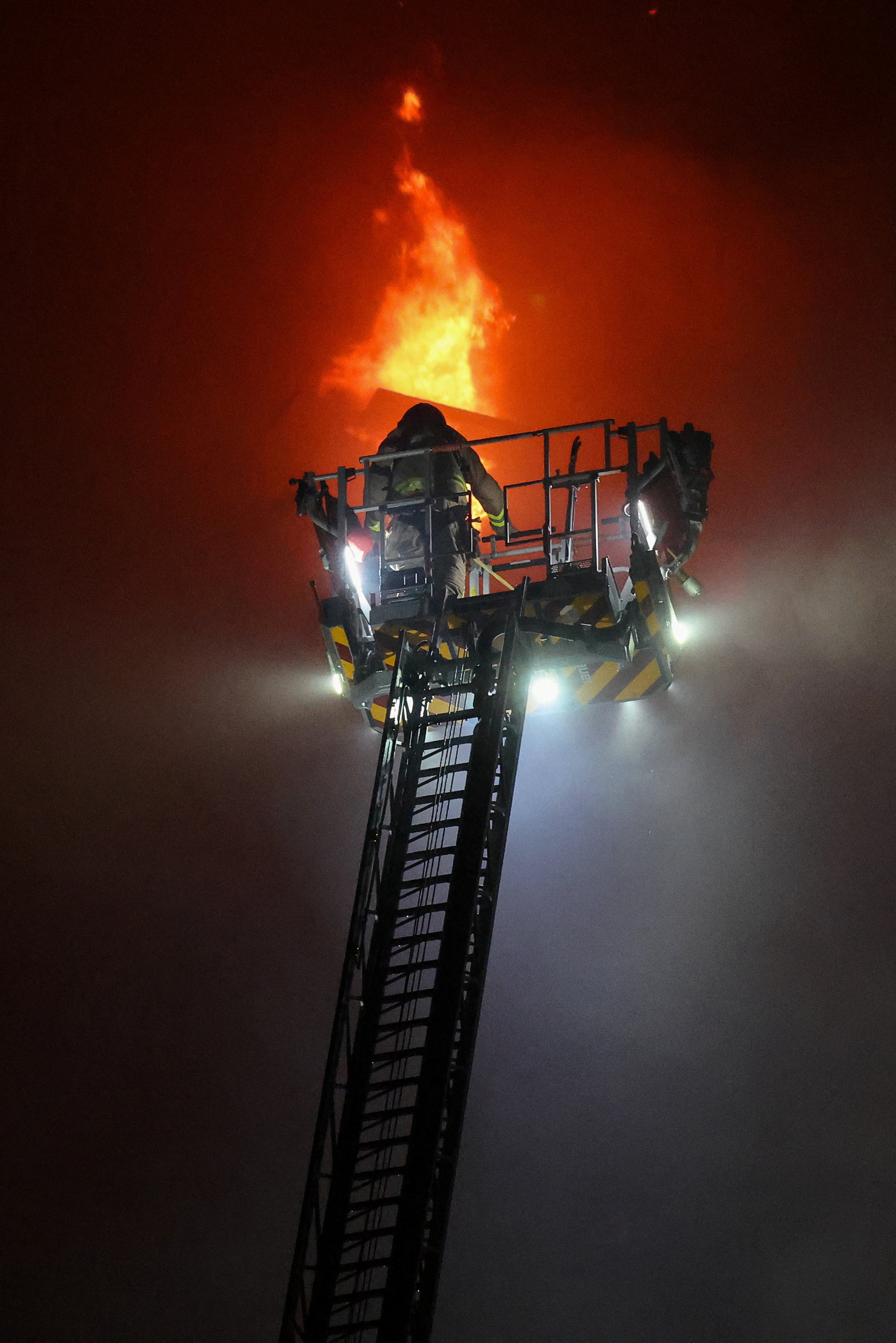 Biển lửa nhấn chìm khu chung cư Hong Kong - 11