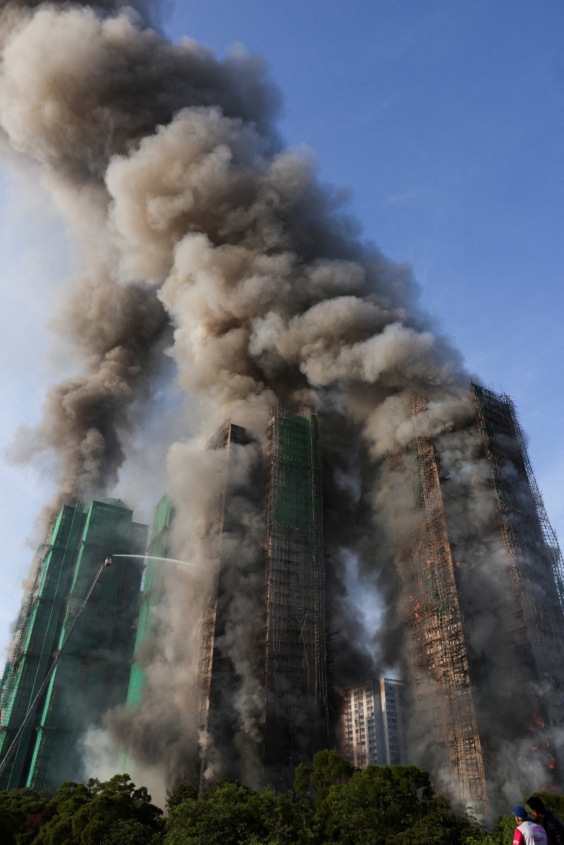 Biển lửa nhấn chìm khu chung cư Hong Kong - 12