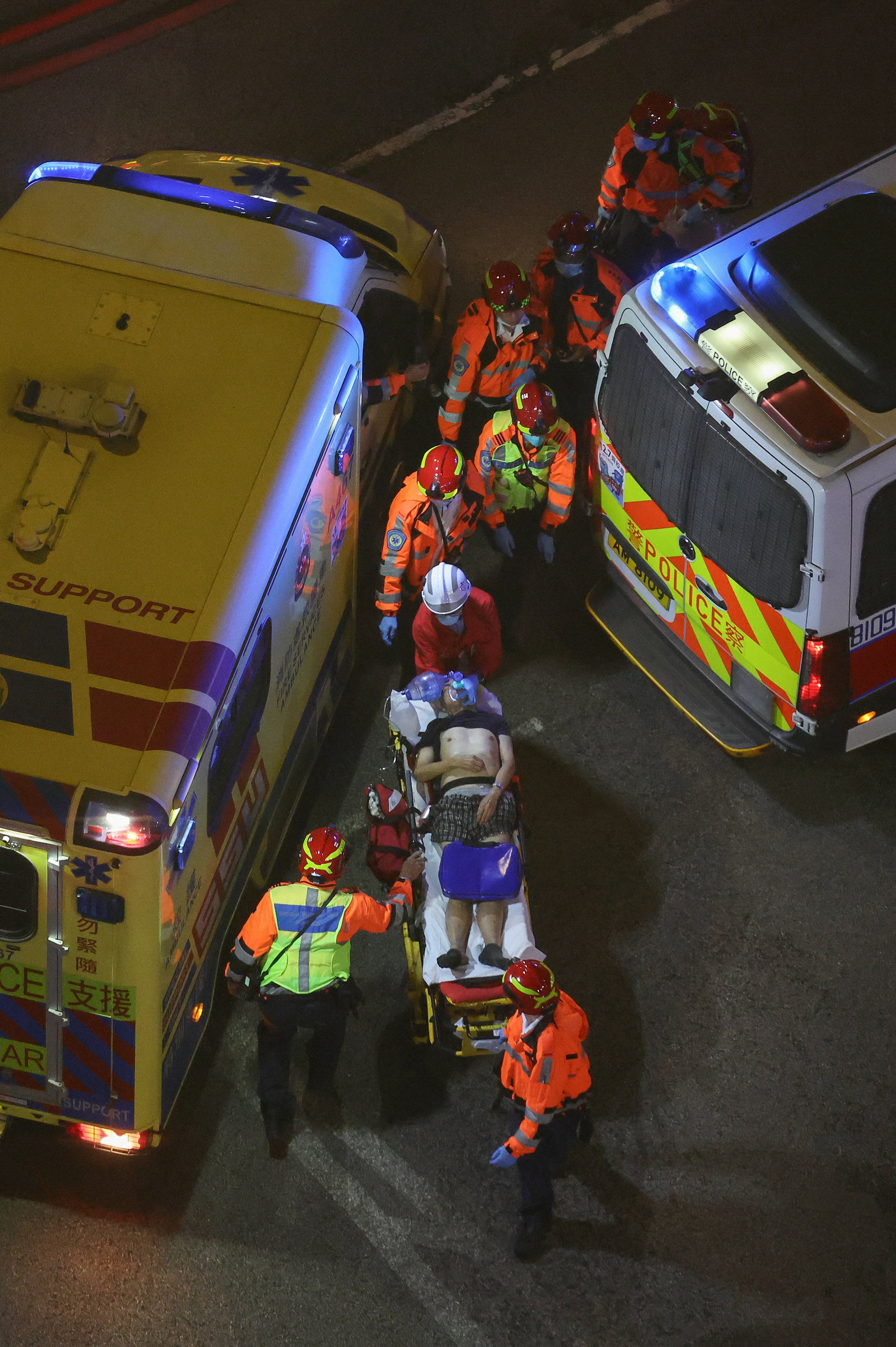 Biển lửa nhấn chìm khu chung cư Hong Kong - 13