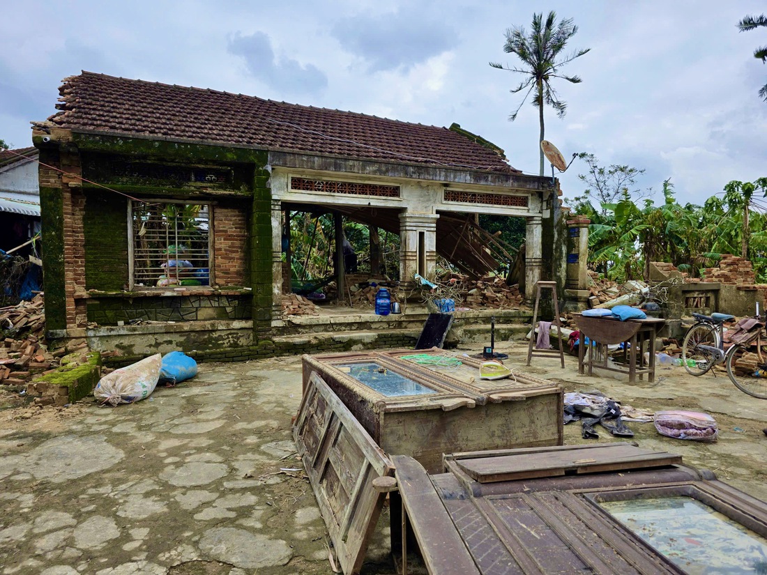 Dân rốn lũ Hòa Thịnh nhà mới sập đang lo sửa giờ lo bão tới - Ảnh 2.