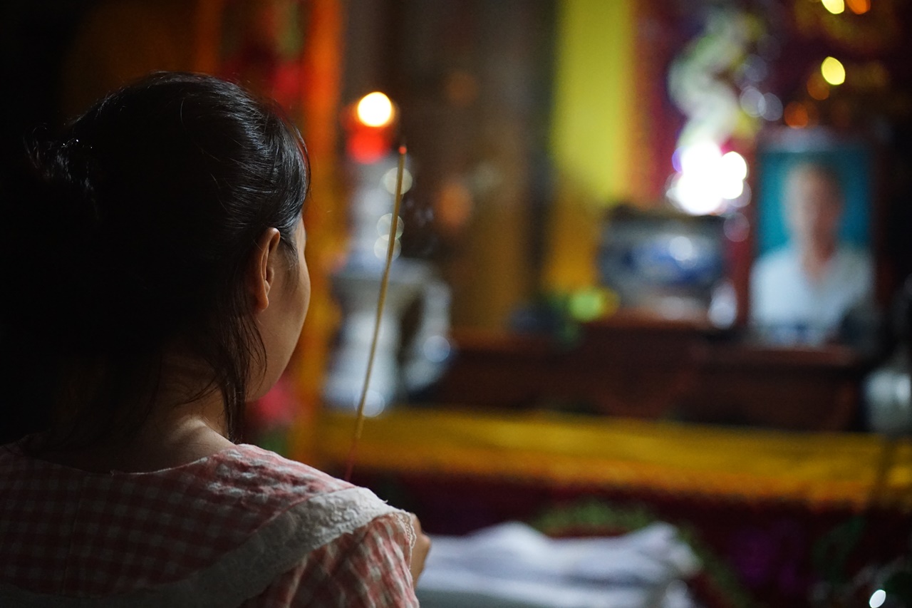 Bàn thờ tạm của người đàn ông mất tích 7 ngày sau cơn lũ dữ: Bò được cứu còn cha thì vẫn chưa kịp trở về- Ảnh 10. Bàn thờ tạm của người đàn ông mất tích 7 ngày sau cơn lũ dữ: Bò được cứu còn cha thì vẫn chưa kịp trở về- Ảnh 10.