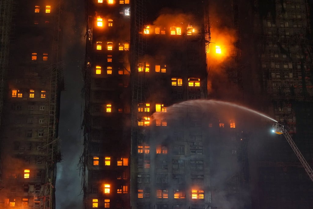 Thảm hoạ cháy chung cư tại Hong Kong: Vẫn chưa thể dập tắt ngọn lửa sau 8 tiếng, số người tử vong tiếp tục tăng- Ảnh 5.