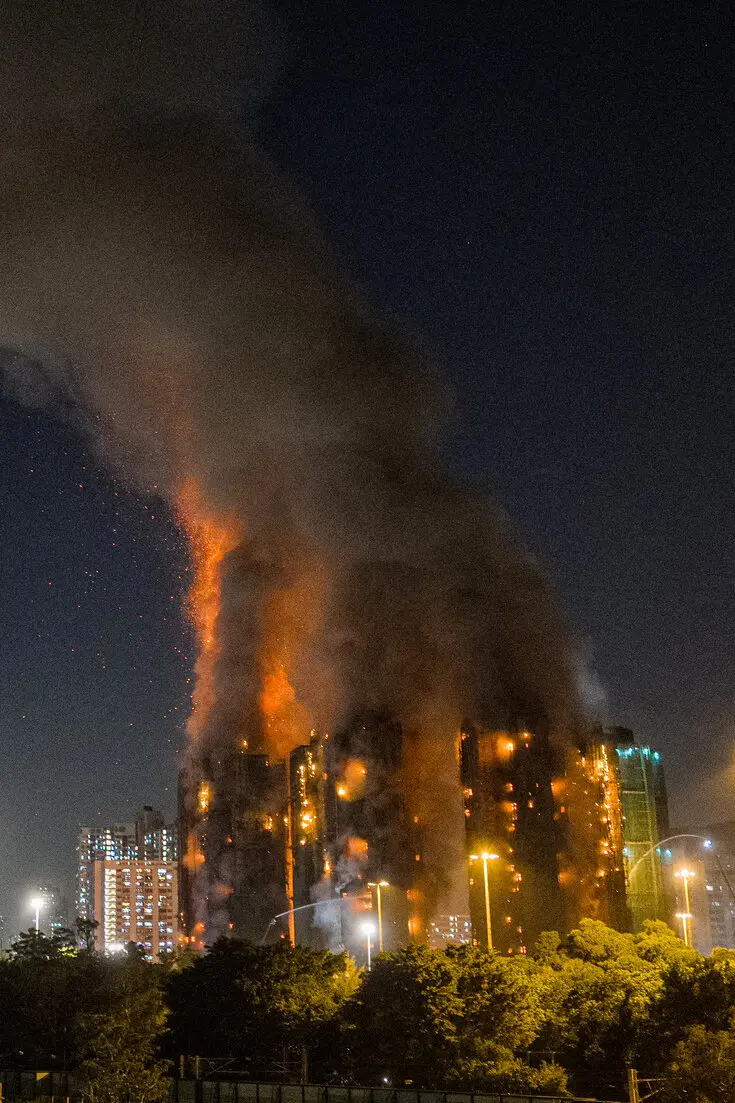 Thảm hoạ cháy chung cư tại Hong Kong: Vẫn chưa thể dập tắt ngọn lửa sau 8 tiếng, số người tử vong tiếp tục tăng- Ảnh 7.