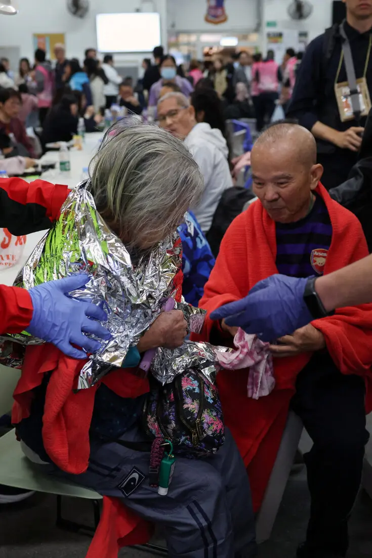 Thảm hoạ cháy chung cư tại Hong Kong: Vẫn chưa thể dập tắt ngọn lửa sau 8 tiếng, số người tử vong tiếp tục tăng- Ảnh 11.