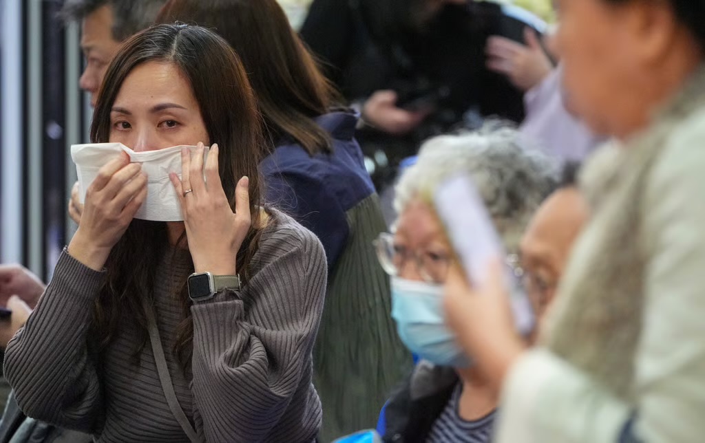 Thảm hoạ cháy chung cư tại Hong Kong: Vẫn chưa thể dập tắt ngọn lửa sau 8 tiếng, số người tử vong tiếp tục tăng- Ảnh 12.