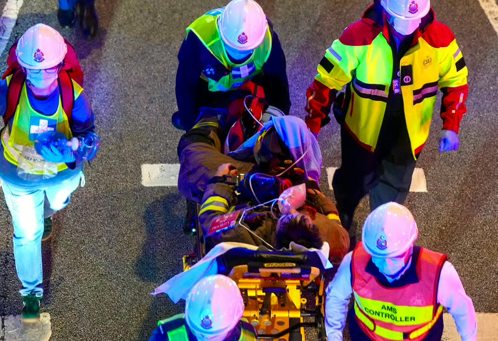 Thảm hoạ cháy chung cư tại Hong Kong: Vẫn chưa thể dập tắt ngọn lửa sau 8 tiếng, số người tử vong tiếp tục tăng- Ảnh 15.