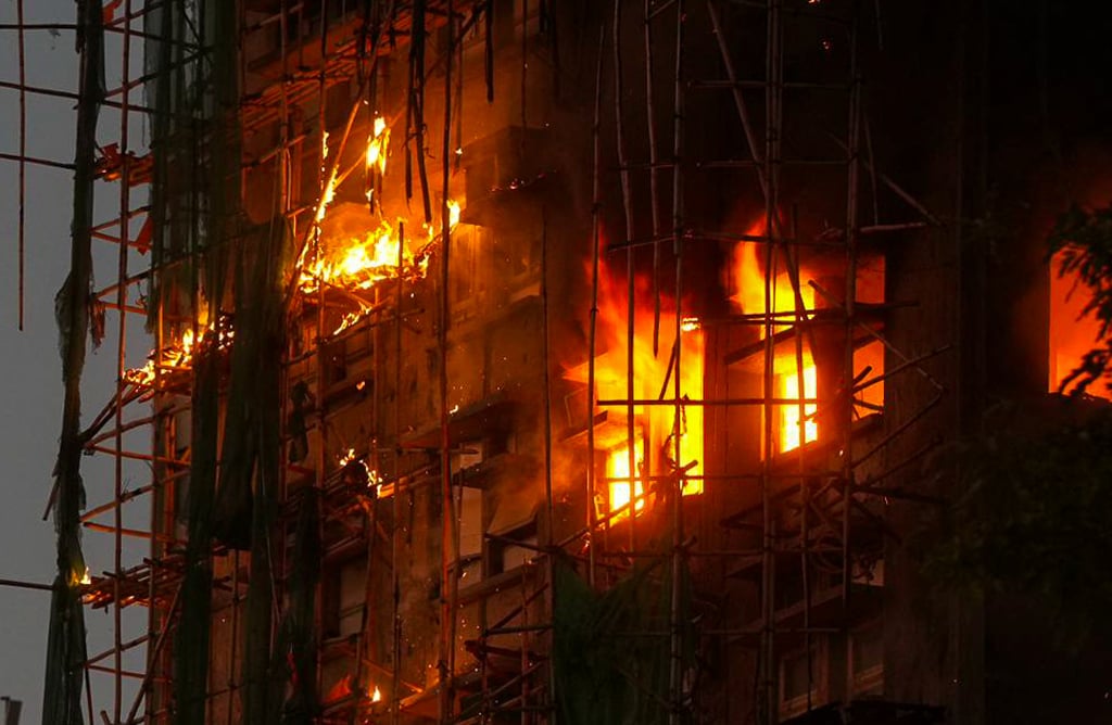 Thảm hoạ cháy chung cư tại Hong Kong: Vẫn chưa thể dập tắt ngọn lửa sau 8 tiếng, số người tử vong tiếp tục tăng- Ảnh 17.