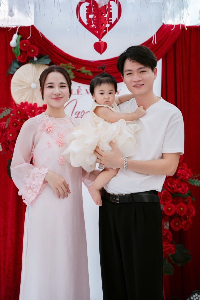 Tuấn Cry bên vợ và con gái. Ảnh: Nhân vật cung cấp