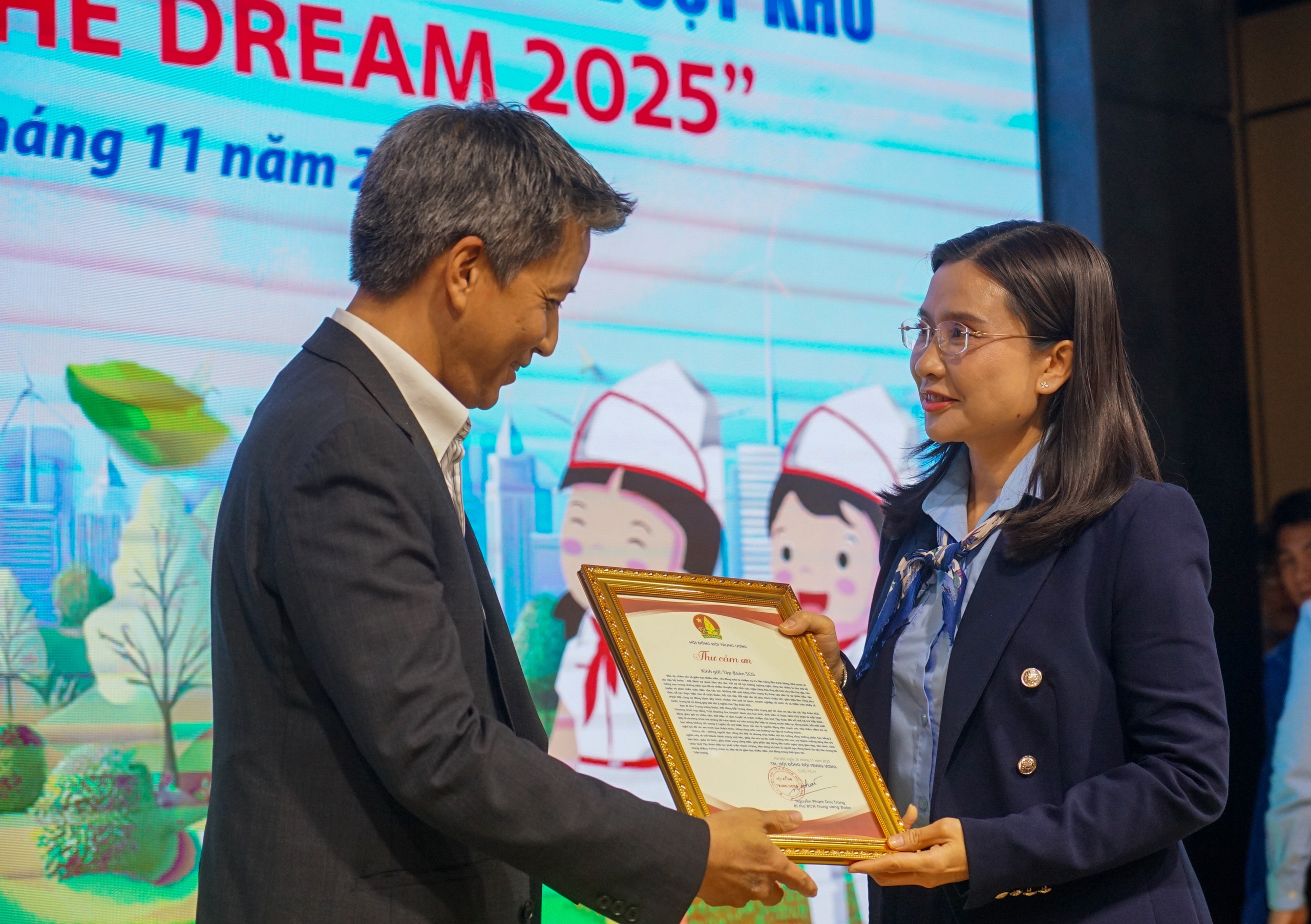 Đại sứ Thái Lan trao học bổng cho học sinh Việt Nam 4 Đại sứ Thái Lan trao học bổng cho học sinh Việt Nam - Ảnh 4.