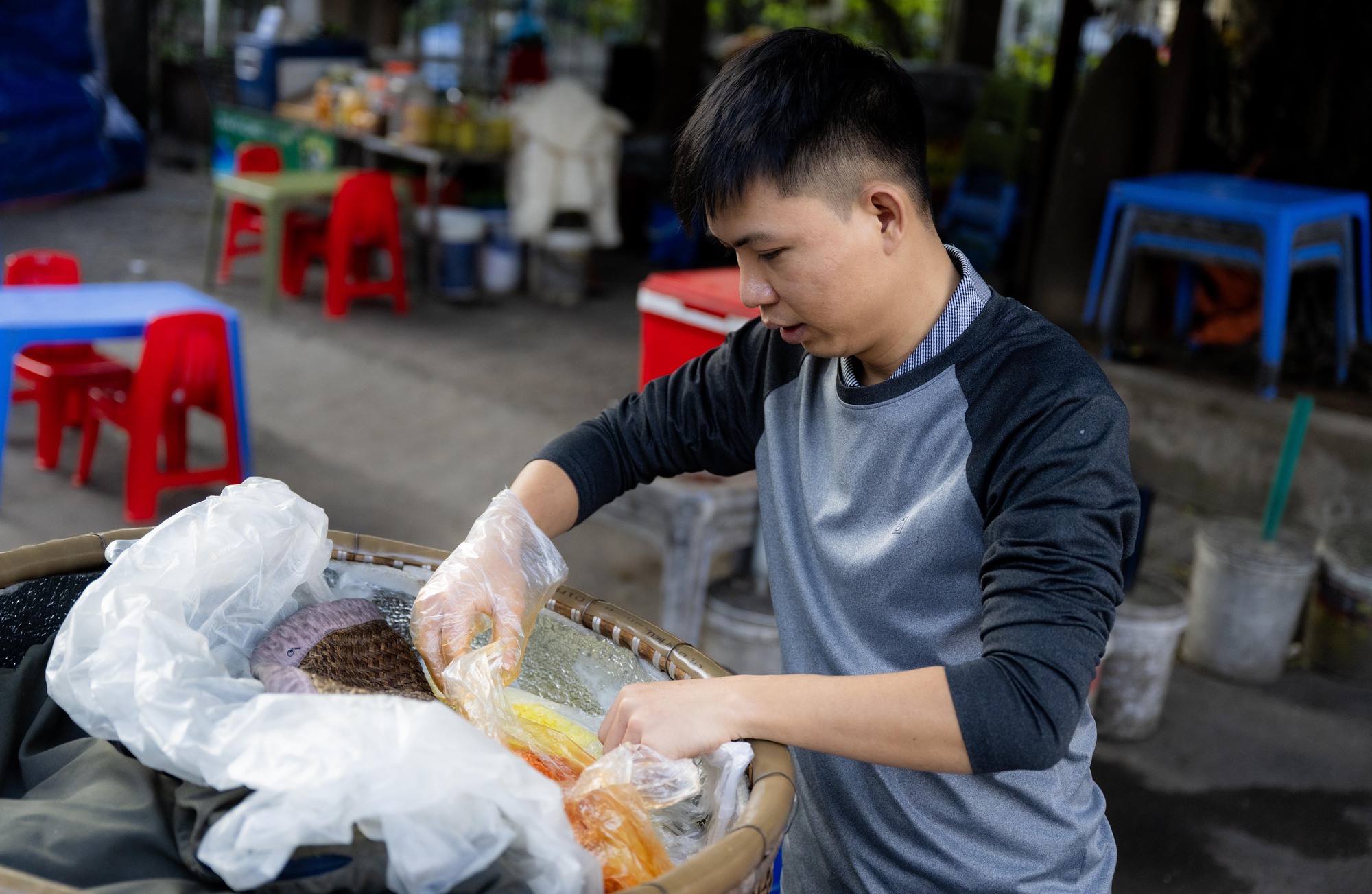 Chàng trai 1992 bán xôi sáng sớm giữa nhịp sống đắt đỏ ở Hà Nội - Ảnh 2.