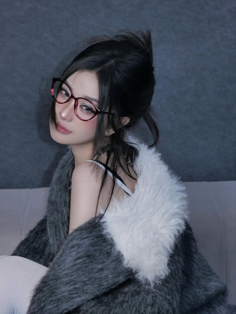 Tóc buộc cao tự nhiên, kính gọng đỏ nổi bật và đôi boots len đi cùng tất trắng càng làm bật lên vẻ đẹp bí ẩn nhưng đầy khí chất. Chỉ với vài tấm hình “nhá hàng”, Jun Vũ đã khiến cư dân mạng đồng loạt thả tim, dành vô số lời khen cho màn lột xác cực mãn nhãn.