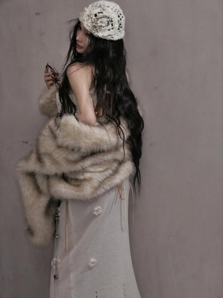 Mái tóc dài xoăn nhẹ buông thả, ánh nhìn nửa dịu dàng nửa sắc lạnh khiến thần thái của cô đậm chất “high-fashion”. Từng chi tiết nhỏ nhất từ bộ móng sẫm màu đến những chiếc nhẫn bạc bóng đều giúp tổng thể trở nên vừa mềm mại vừa phảng phất nét nổi loạn khó cưỡng.