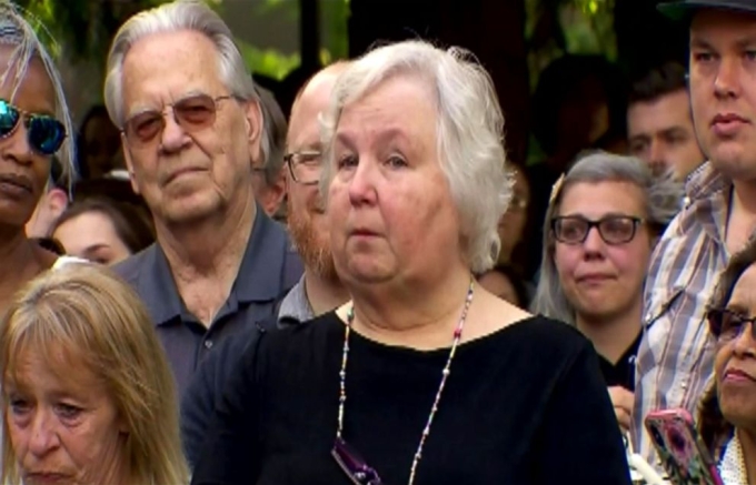 Nancy Brophy khóc khi phát biểu tại lễ tưởng niệm chồng  tại Học viện Ẩm thực Oregon, ngày 2/6/2018. Ảnh: KATU