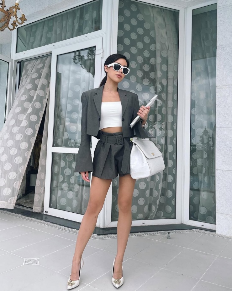 Tác phẩm Dolce & Gabbana Sicily da cá sấu cỡ maxi khoảng 40.000 USD (hơn 1 tỷ đồng) xuất hiện trong tủ đồ của Tiên Nguyễn với gam trắng, đen và kem sẫm.