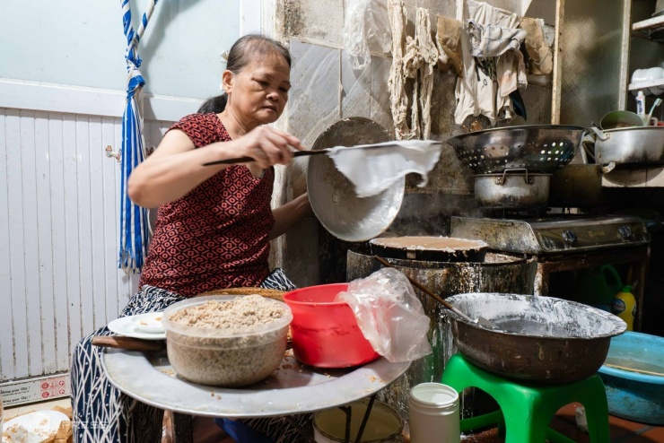 Quán bánh cuốn đêm gần 40 năm trong ngõ nhỏ Hà Nội - 2