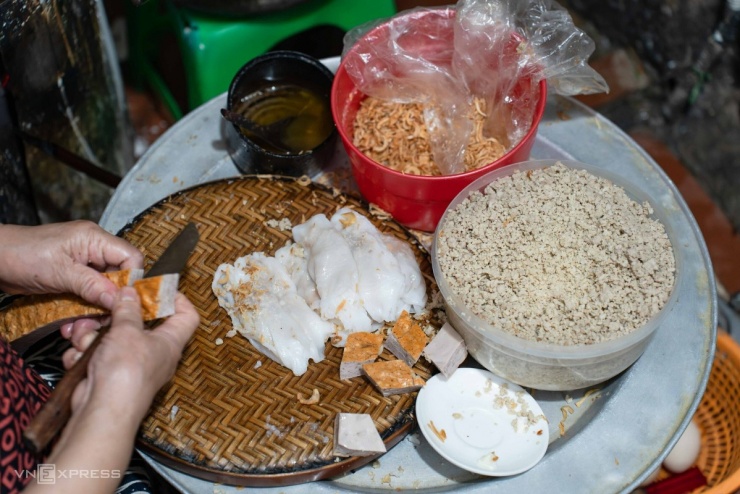 Quán bánh cuốn đêm gần 40 năm trong ngõ nhỏ Hà Nội - 3