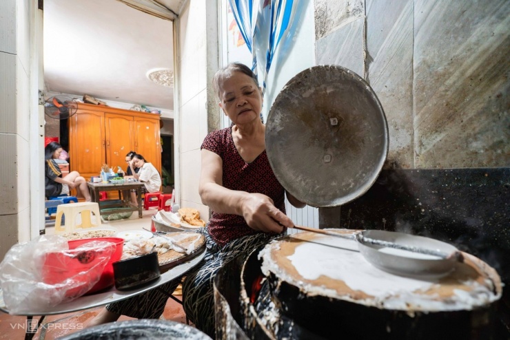Quán bánh cuốn đêm gần 40 năm trong ngõ nhỏ Hà Nội - 10