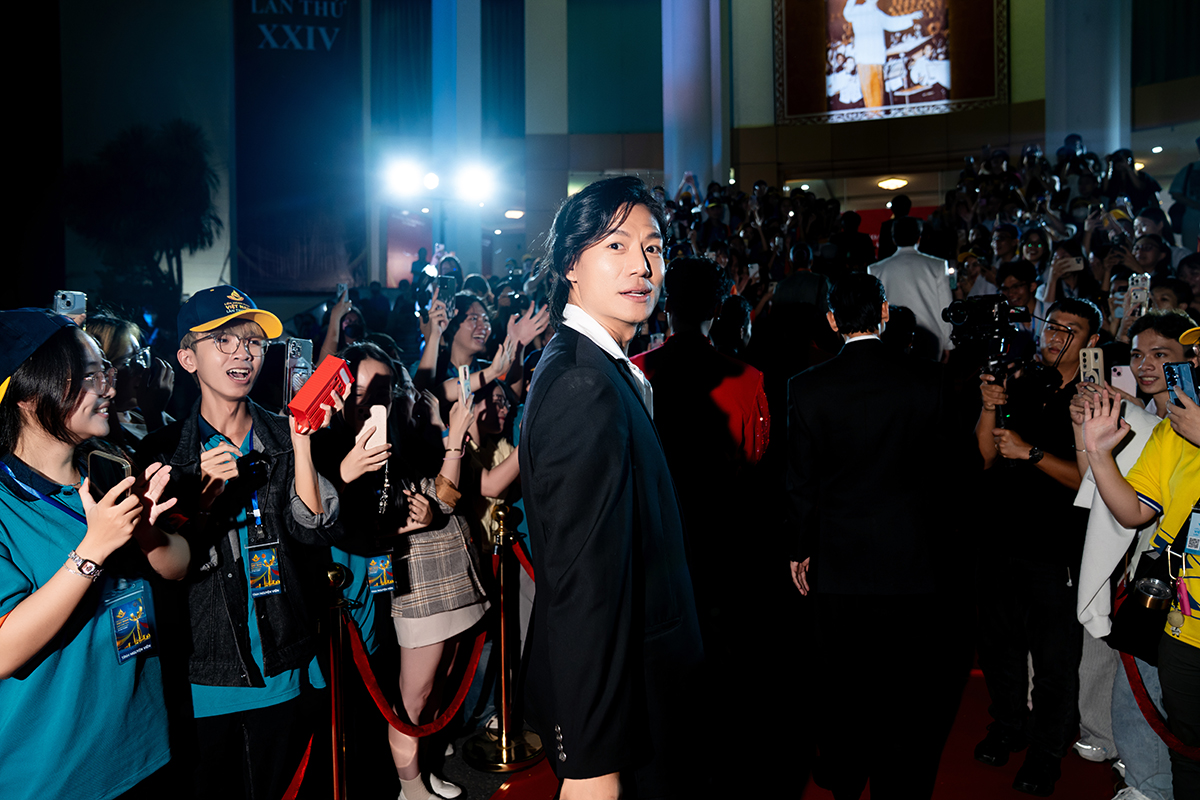 1764184297 912 Nam dien vien co hai phim cung luc doat giai