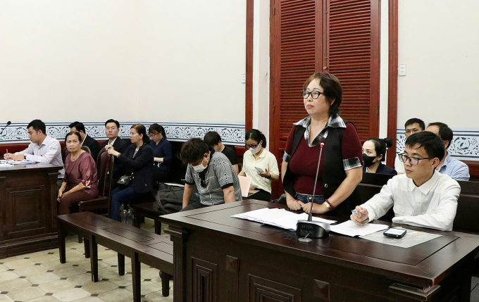 Vợ cố diễn viên Đức Tiến phản đối việc mẹ chồng "có công quản lý di sản" 1 Đại diện các bên đương sự tại phiên tòa hồi tháng 10. Ảnh: Hải Duyên