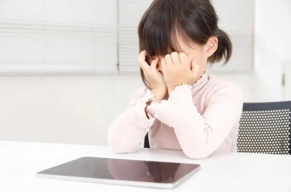 cận thị, trẻ bị cận thị, dấu hiệu cảnh báo con bị cận thị