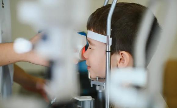 cận thị, trẻ bị cận thị, dấu hiệu cảnh báo con bị cận thị