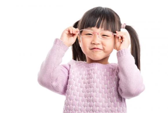 cận thị, trẻ bị cận thị, dấu hiệu cảnh báo con bị cận thị