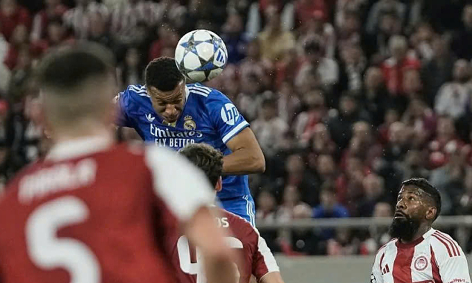 Tình huống đánh đầu ghi bàn của Mbappe. Ảnh: LaPresse