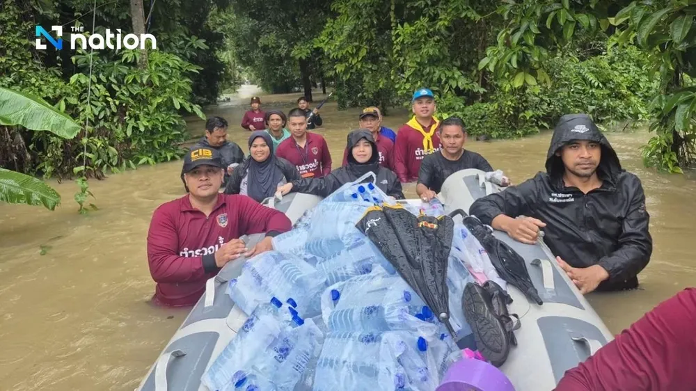 Chùm ảnh: Ngập lụt nghiêm trọng ở miền nam Thái Lan, 13 nười chết; Chính phủ ban bố tình trạng khẩn cấp