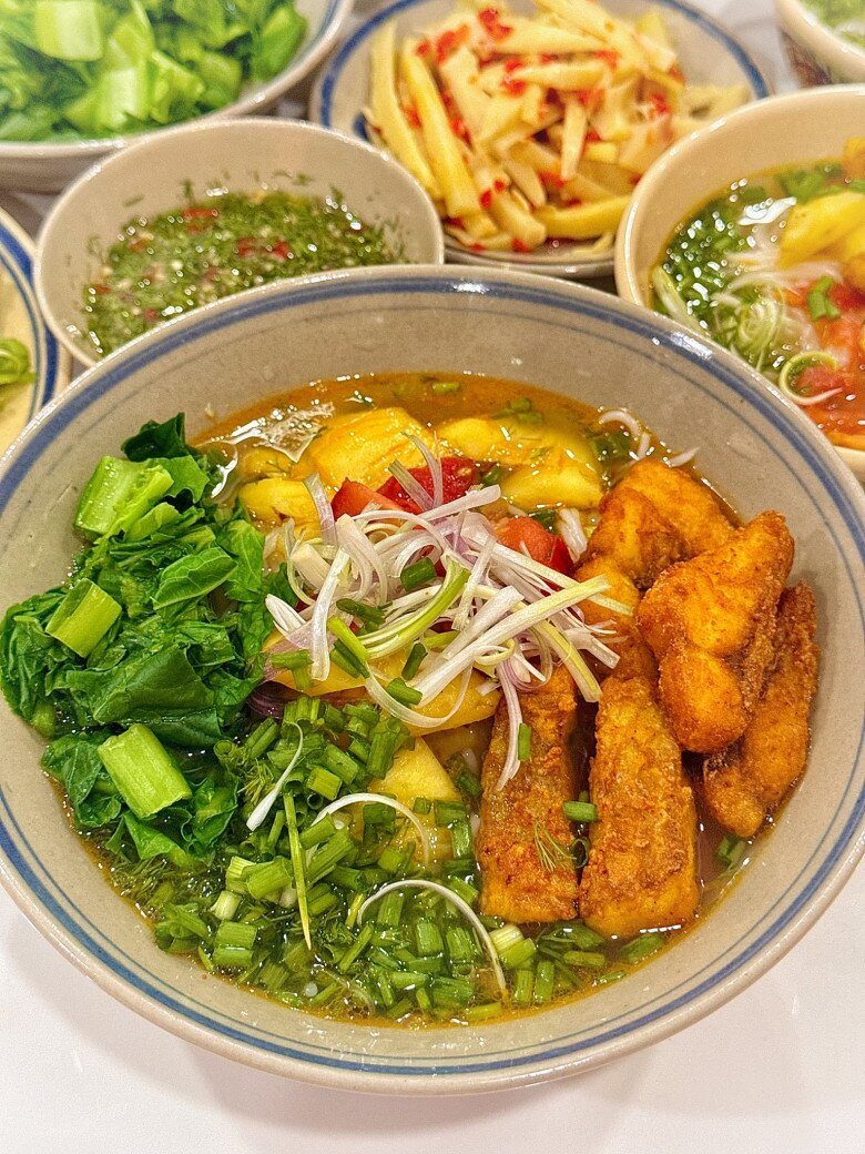 Bún cá ngon ngọt từ nước dùng hấp dẫn.