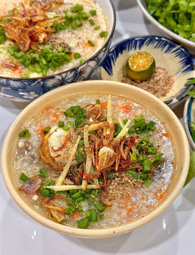 Cháo sò lông hột vịt lộn được nấu từ nước dùng như trên.