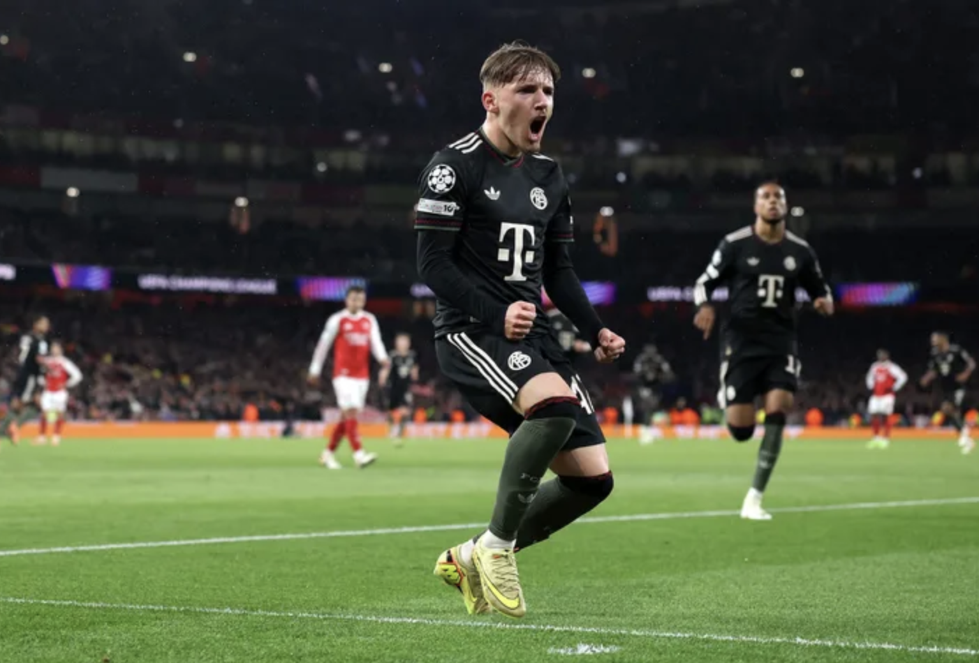Đại phá Bayern Munich, Arsenal ngạo nghễ trên đỉnh Champions League 3 Đại phá Bayern Munich, Arsenal ngạo nghễ trên đỉnh Champions Leaague - Ảnh 3.